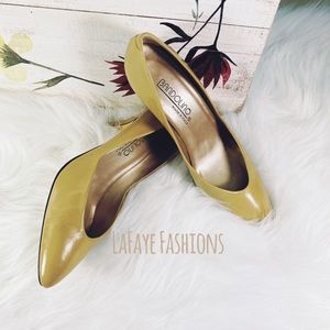 BANDOLINO LEATHER PUMPS in CANDLEWOOD CREAM COLOR